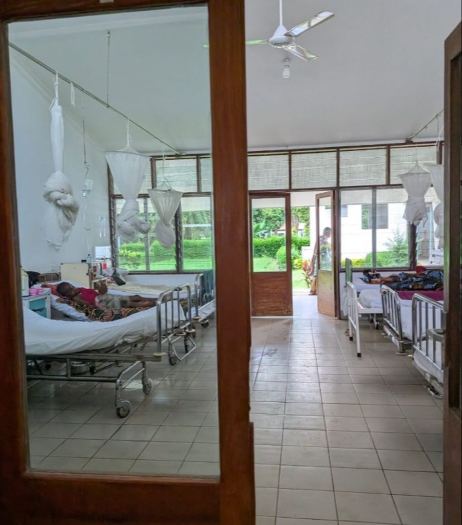 Blick in ein Spitalzimmer in Tansania.