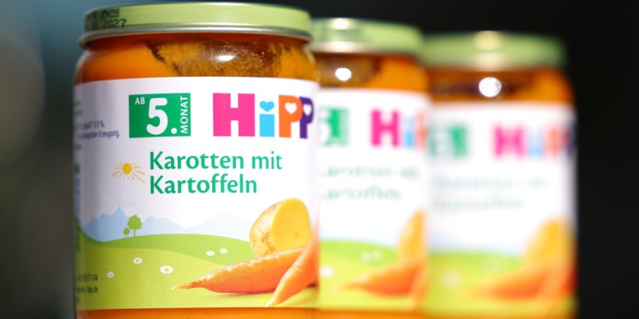 Hipp-Babykostgläschen stehen auf einem Tisch. Foto: Tobias Steinmaurer/APA/dpa