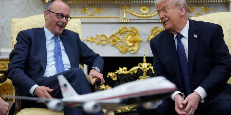 US-Präsident Donald Trump (r) reagiert während seines Treffens mit Bundeskanzler Friedrich Merz (CDU) im Weißen Haus. Themen sind der Krieg im Iran, der Zollstreit zwischen der EU un...