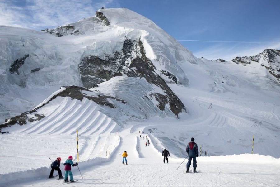 Das Allalinhorn liegt direkt an der Skipiste. Von der höchsten Station der Bergbahnen sind es noch rund 500 Meter bis zum Gipfel.