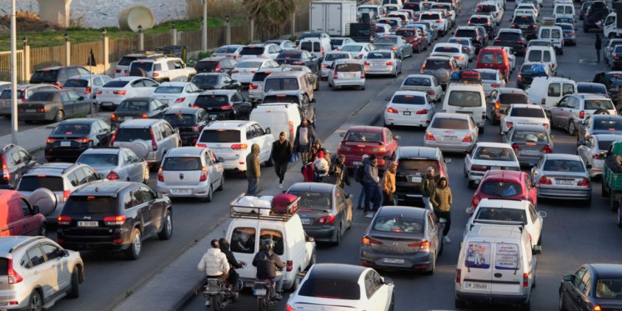 dpatopbilder - Vertriebene, die vor israelischen Angriffen im Südlibanon fliehen, stehen im Stau an einer Autobahnverbindung nach Beirut. Foto: Mohammad Zaatari/AP/dpa