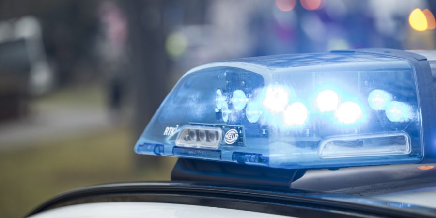 Eine Polizeistreife bemerkte den Bus in Karlsruhe - über 100 Kilometer vom Abfahrtsort entfernt. (Archivbild)