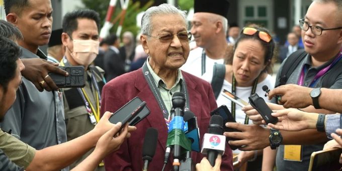Der fast Hundertjährige vor Journalisten in Malaysia. malaysia