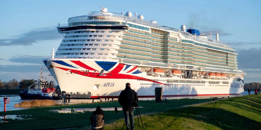 Das neue Kreuzfahrtschiff «Arvia» hat die Meyer-Werft verlassen und ist auf der Ems unterwegs.