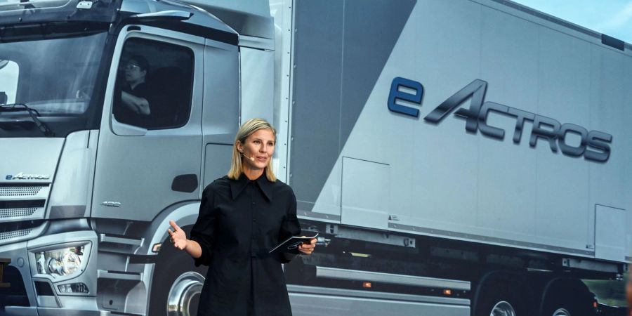 Karin Radström von der Daimler Truck AG spricht im Lkw-Werk von Mercedes-Benz beim offiziellen Produktionsstart des eActros.