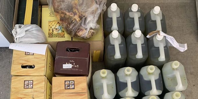 48 Kilogramm Fleisch, 90 Liter Öl und 88 Liter Wein fanden die Zollbeamten im Lieferwagen. 48 Kilogramm Fleisch, 90 Liter Öl