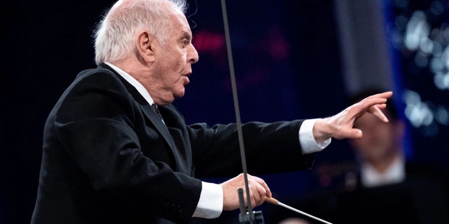 Daniel Barenboim und die Staatskapelle spielen bei der Feier anlässlich der Festivalwoche «30 Jahre Friedliche Revolution - Mauerfall» am Brandenburger Tor.