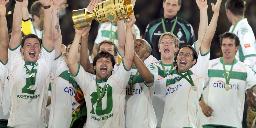 Hat sein Karriereende angekündigt: Diego (10/M mit Pokal) feiert 2009 den Sieg im DFB-Pokal mit Werder Bremen.