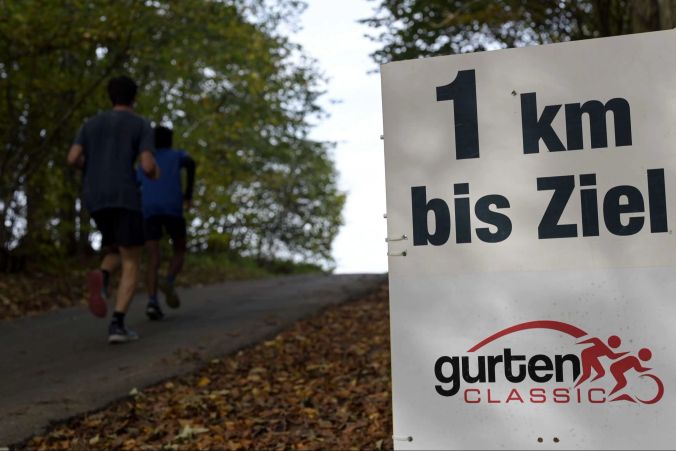 Flamme rouge 1 Kilometer vor dem Ziel.