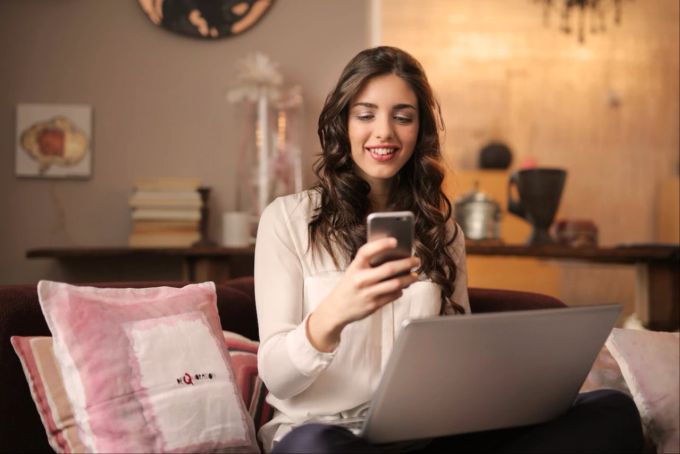 Wer bemerkt, dass er im Internet betrogen worden ist, sollte sofort handeln. Frau am Handy