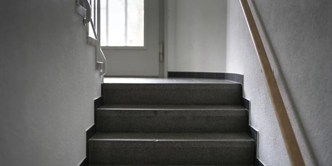Die Beratungsstelle für Unfallverhütung empfiehlt, den Handlauf von Treppen zu benutzen. (Archivbild) Die Beratungsstelle für Unfallverhütung empfiehlt, den Handlauf von Treppen zu benutzen. (Archivbild)