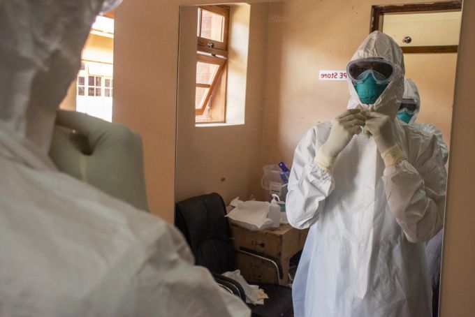 Ein Arzt in Uganda schützt sich vor dem Ebola-Virus Uganda impfstoffe
