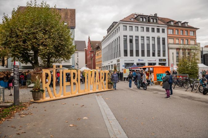Die Altstadt von Aarau ist an diesem Mittwoch morgen von vielen Marktbesuchern belebt.