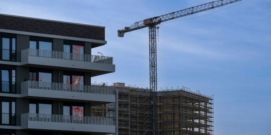 Ein Baugerüst steht an der Fassade von einem nicht fertig gebauten Bürohaus auf einer Baustelle in Berlin.