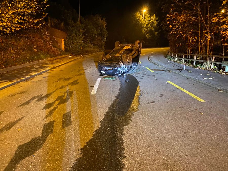 Das Auto kam auf dem Dach zum Stillstand