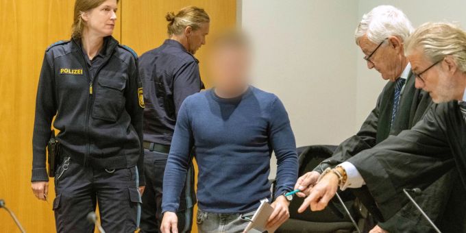 Der Angeklagte kommt in den Gerichtssaal. Der Angeklagte kommt in den Gerichtssaal.