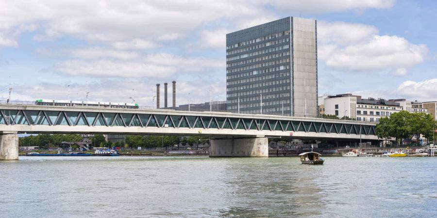 Die Dreirosenbrücke mit der Autobahn A2 nach Frankreich in Basel. Die Brücke hat ihren Namen nach der Liegenschaft «Zu den drei Rosen» am Kleinbasler Brückenkopf erhalten.