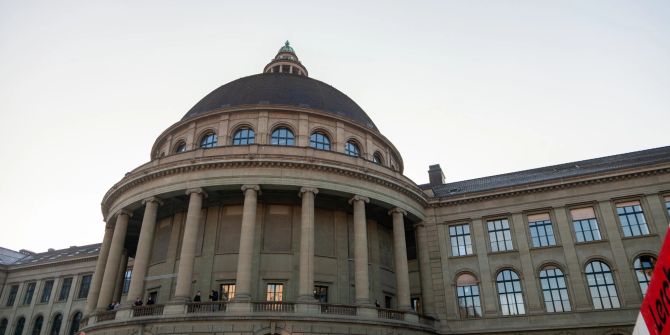 Die Eidgenössische Technische Hochschule Zürich, kurz ETH.