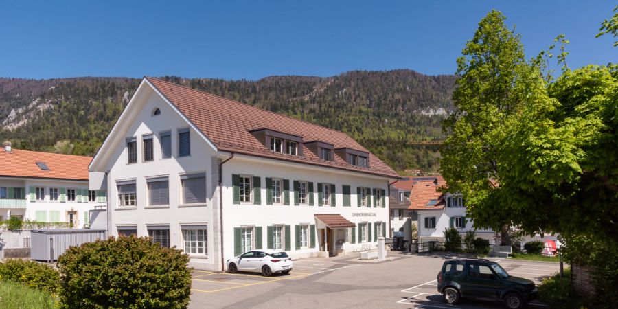 Die Gemeindeverwaltung in Oberdorf. Zu Oberdorf gehören einige Einzelhöfe sowie das Kurhaus Weissenstein und das Bergrestaurant Hinter Weissenstein.