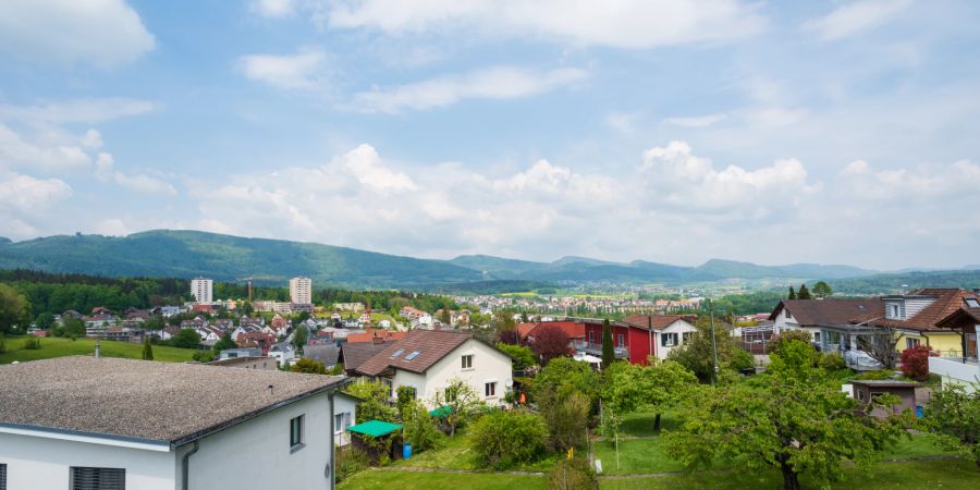 Starrkirch-Wil liegt zwei Kilometer östlich des Bezirkshauptortes Olten (Luftlinie). Die Doppelgemeinde erstreckt sich auf dem Höhenrücken zwischen Olten und Dulliken südlich der Aare