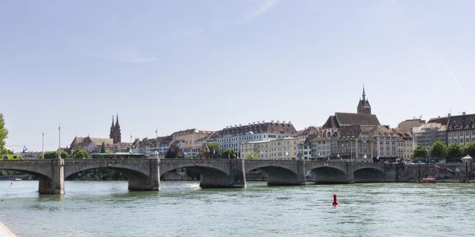 Die Mittlere Brücke in Basel mit dem Münster und der Martinskirche. Die Mittlere Rheinbrücke ist der älteste Rheinübergang von Basel. Die Mittlere Brücke in Basel mit dem Münster und der Martinskirche. Die Mittlere Rheinbrücke ist der älteste Rheinübergang von Basel.