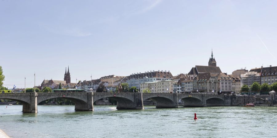 Die Mittlere Brücke in Basel mit dem Münster und der Martinskirche. Die Mittlere Rheinbrücke ist der älteste Rheinübergang von Basel.