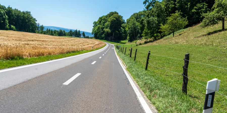 Die Wiedlisbachstrasse von Rumisberg nach Wiedlisbach: Hier tuckert Seiler mit seinem Traktor mittlerweile täglich durch die Gegend.