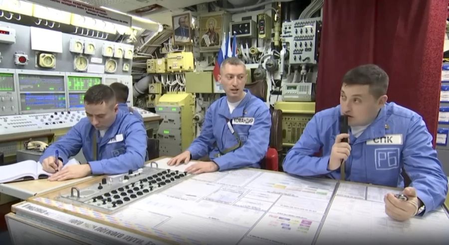 In den von Russland verbreiteten Aufnahmen ist auch die Crew des U-Boots zu sehen, wie sie sich vorbereitet.