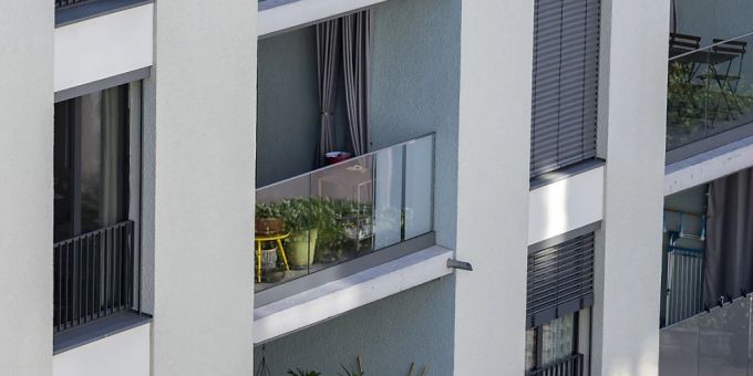 Die Risiken auf dem Schweizer Immobilienmarkt haben sich im bisherigen Jahresverlauf trotz steigender Zinsen und zunehmender Konjunktursorgen bislang kaum verändert. Laut der Onlineplattform Moneypark ist zudem nicht mit einer Immobilienkrise zu rechnen. (Symbolbild) Die Risiken auf dem Schweizer Immobilienmarkt haben sich im bisherigen Jahresverlauf trotz steigender Zinsen und zunehmender Konjunktursorgen bislang kaum verändert. Laut der Onlineplattform Moneypark ist zudem nicht mit einer Immobilienkrise zu rechnen. (Symbolbild)