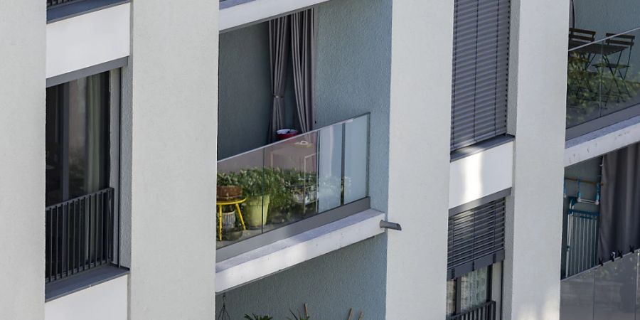 Die Risiken auf dem Schweizer Immobilienmarkt haben sich im bisherigen Jahresverlauf trotz steigender Zinsen und zunehmender Konjunktursorgen bislang kaum verändert. Laut der Onlineplattform Moneypark ist zudem nicht mit einer Immobilienkrise zu rechnen. (Symbolbild)