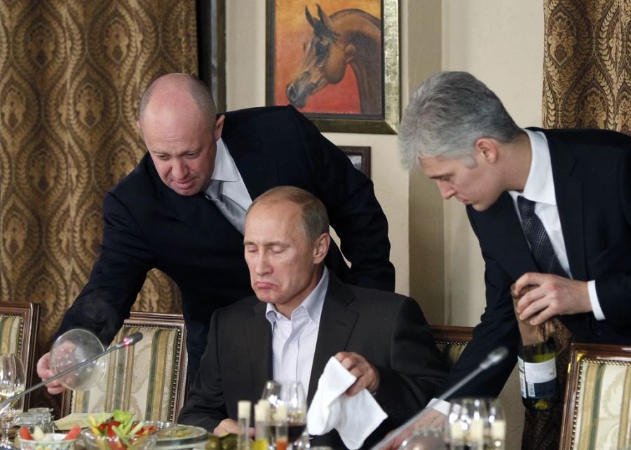 Jewgeni Prigoschin serviert Präsident Wladimir Putin im Jahr 2011 sein Essen. Der Chef der Wagner-Gruppe ist auch bekannt als «Putins Koch».