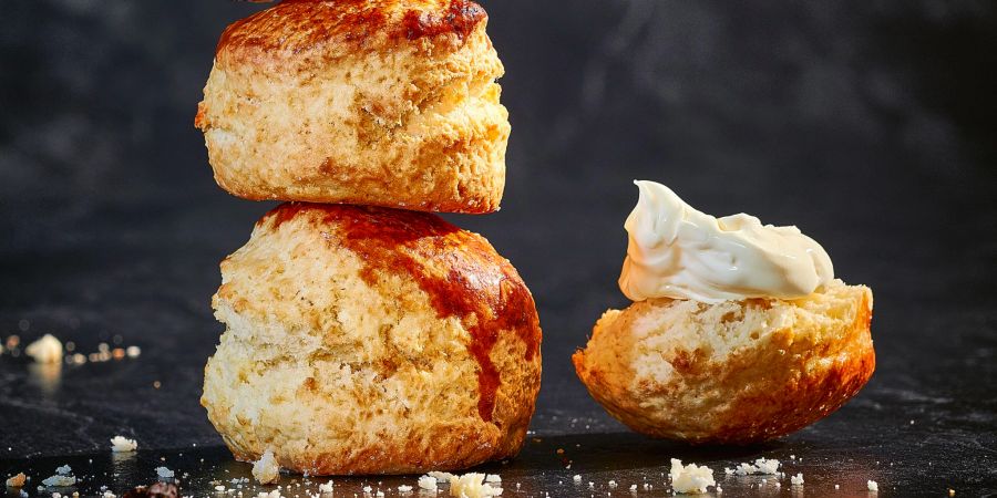 Scones mit Konfitüre und Clotted Cream