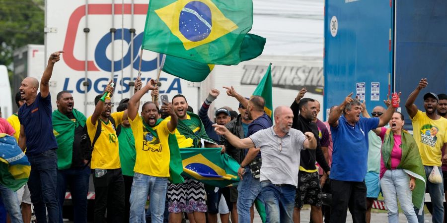 Anhänger des ehemaligen brasilianischen Präsidenten Bolsonaro blockieren eine Autobahn bei Itaborai.