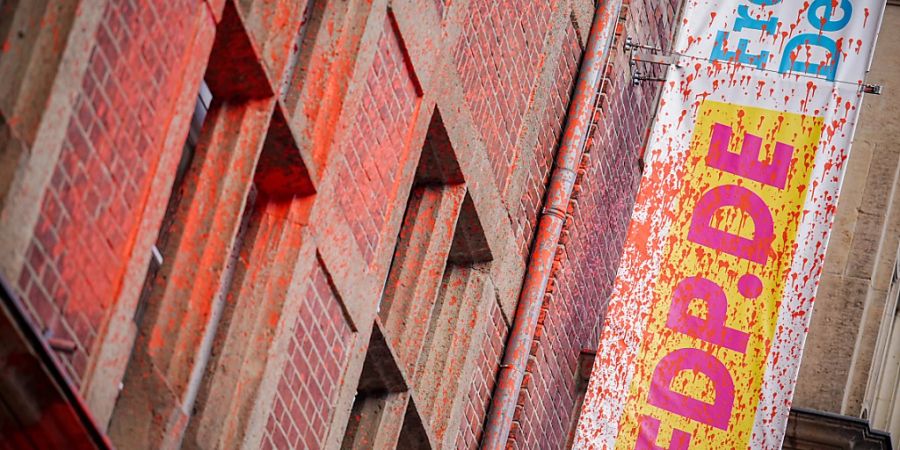 Farbspritzer sind auf dem Logo der FDP-Parteizentrale zu sehen. Die Klima-Protestgruppe «Letzte Generation» teilte mit, die Zentralen aller drei Regierungsparteien seien mit oranger Farbe besprüht worden. Foto: Kay Nietfeld/dpa