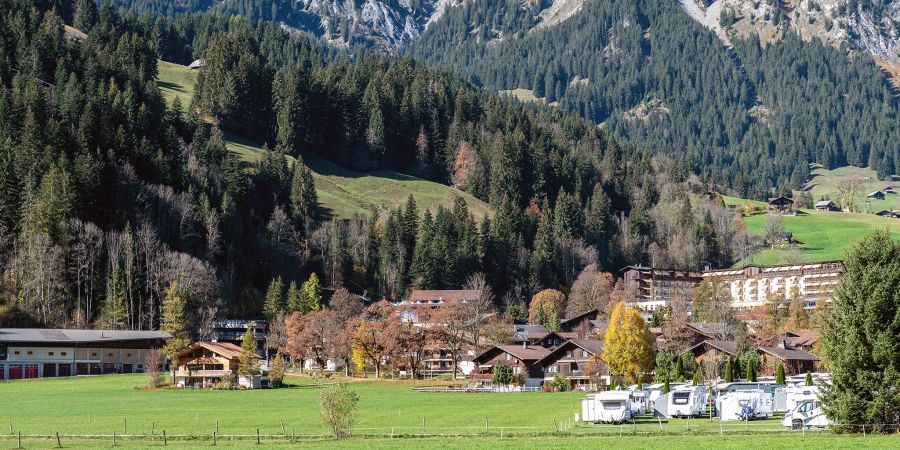 Blick auf Lenk, den Lenkerhof (oben links)  und den Camping Seegarten (unten links). - Lenk