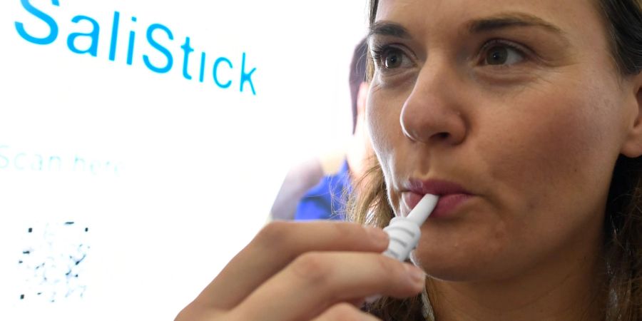 Die israelische Firma Salignostics präsentiert auf der Medica einen Schwangerschaftstest (SaliStick), der mit Speichel funktioniert.