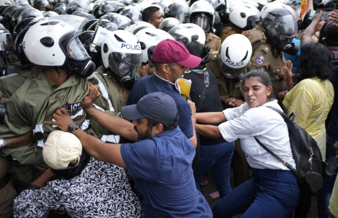 Aufgrund der Wirtschaftskrise erschüttern Proteste Sri Lanka seit Wochen. sri lanka