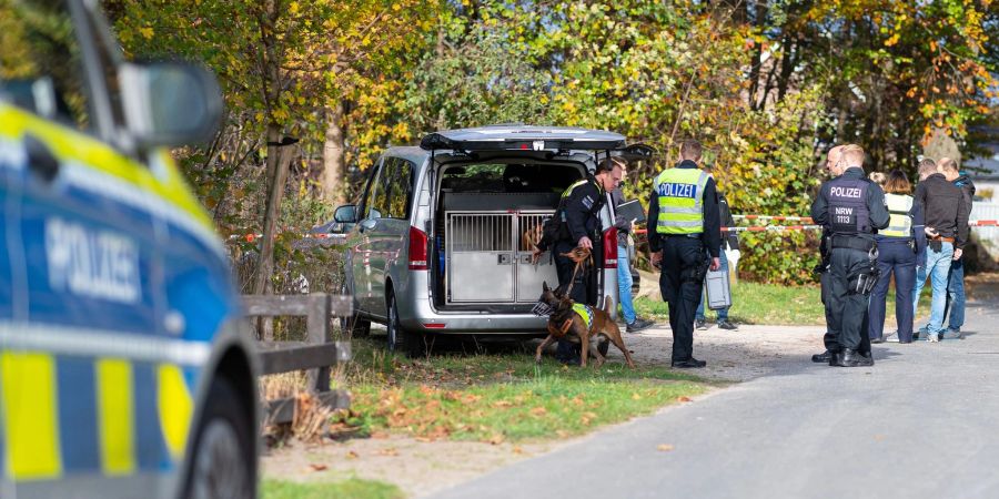 Ein Diensthundeführer der Polizei an dem Waldstreifen, in dem die 13-Jährige aufgefunden wurde.