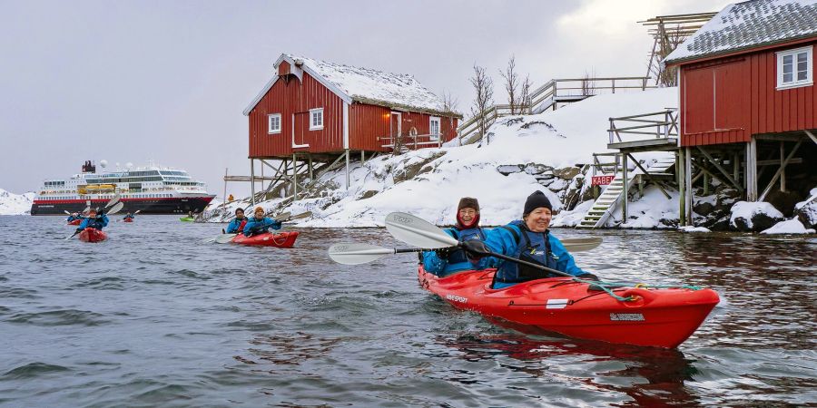 Kajakfahren in Norwegen als optionales Programm: Hurtigruten Norwegen stellt neue Kreuzfahrtreisen und Ausflugsmöglichkeiten vor.