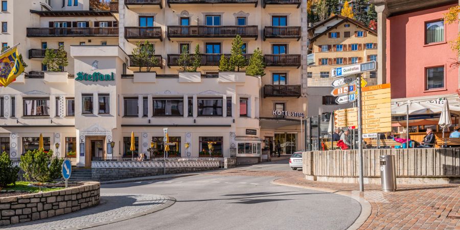 Autokreisel im Zentrum von St.Moritz Dorf. - Region Maloja