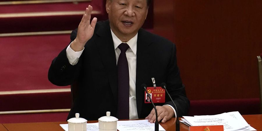 Xi Jinping nimmt an der Abschlusszeremonie des 20. Nationalkongresses der regierenden Kommunistischen Partei teil. Foto: Ng Han Guan/AP/dpa