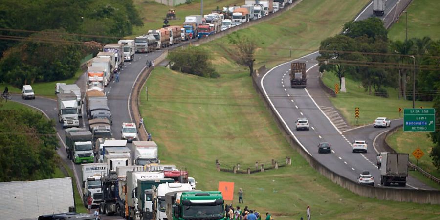 Lastwagenfahrer, die gegen die Wahl von Luiz Inacio Lula da Silva zum Präsidenten sind, protestieren auf der Anhanguera-Autobahn in Leme. Foto: Igor Do Vale/ZUMA Press Wire/dpa