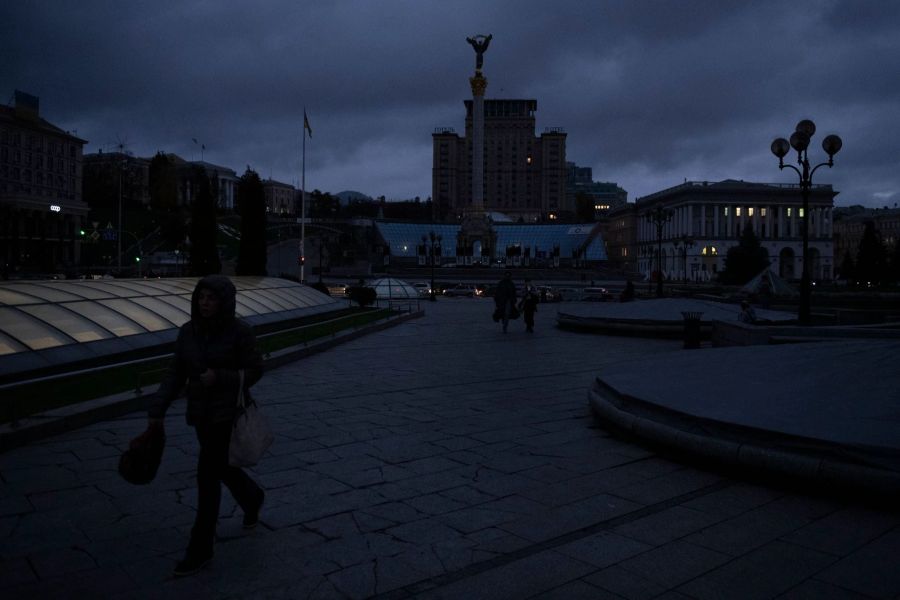 Immer wieder wird Kiews Infrastruktur bombardiert. (Andrew Kravchenko/AP/dpa)