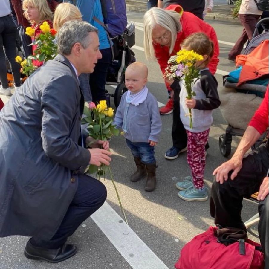 Das andere Original: Bundesrat Ignazio Cassis spricht mit kleinen Zuschauern am Strassenrand, während dem Sechseläuten-Umzug 2022.