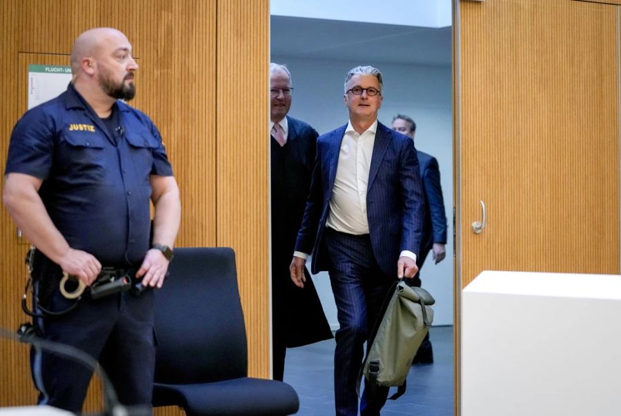 Rupert Stadler betritt Gerichtssaal