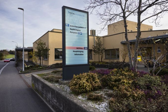 Die Insel-Gruppe erklärt das Ausstellen eines Arztzeugnisses: «Wenn jemand das universitäre Notfallzentrum aufsucht, gehen wir erstmal von einer hohen Belastung des Patienten aus.» arztzeugnis spital