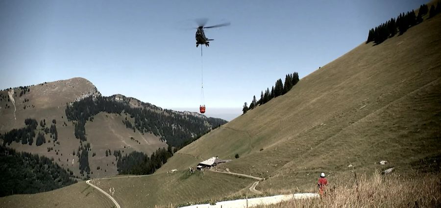 Vielerorts müssen Helikopter im Sommer Wasser zu den Alpbetrieben bringen.