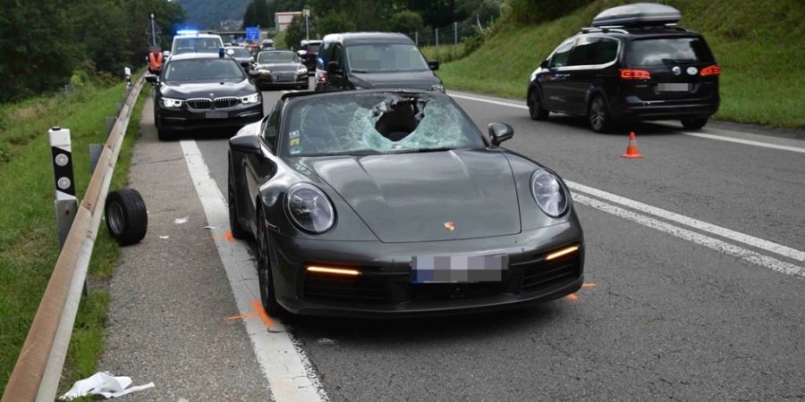 Ein Rad eines Anhängers hat sich am Samstagnachmittag in Mesocco GR gelöst und prallte in einen entgegenkommenden Porsche. Die beiden verletzten Autoinsassen mussten medizinisch betreut werden.