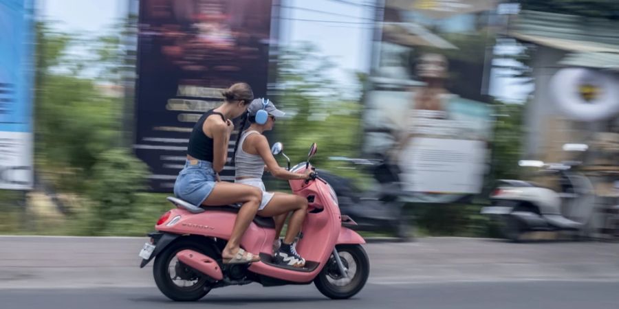 Viele Touristen fahren auf Bali ohne Helm – das ist gefährlich und verantwortungslos. (Archivbild)