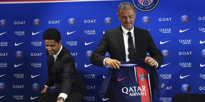 Der neue Trainer Luis Enrique (r.) baut mit Club-Chef Nasser Al-Khelaifi den Kader bei PSG um. Luis Enrique PSG